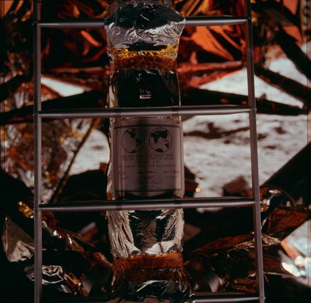 127-apollo11-plaque-1200.jpg 