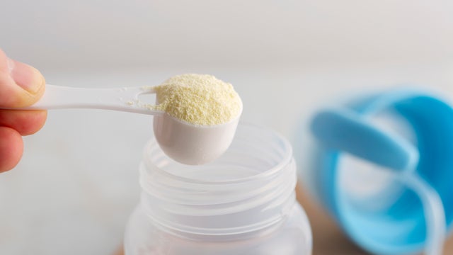 Preparing infant milk formula 