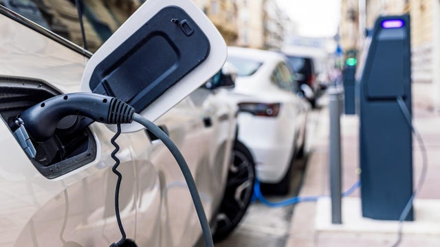 cbsn-fusion-how-states-are-navigating-roadblocks-around-ev-infrastructure-thumbnail.jpg 