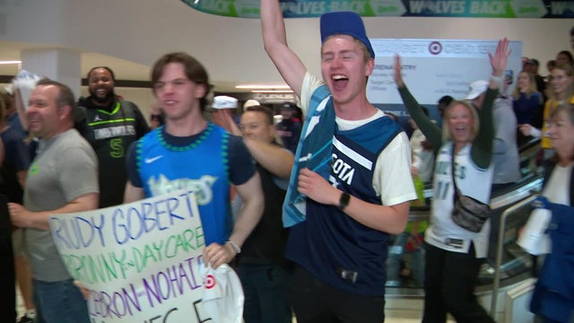 10p-pkg-wolves-fan-reax-wcco7nra.jpg 