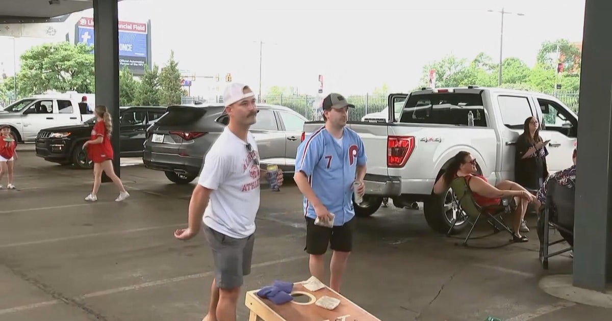 Phillies fans find ways to stay cool amid extreme heat in Philly 