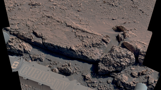 e2-pia26558-curiosity-views-a-fractured-boxwork-ridge-up-close.png 